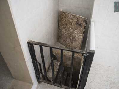 Usato in passato come deposito dalla criminalit� organizzata, � ampio una trentina di metri quadri ed � composto da due ambienti pi� un bagno. In un angolo spunta anche una botola da dove venivano gettati rifiuti d'ogni genere nei sotterranei